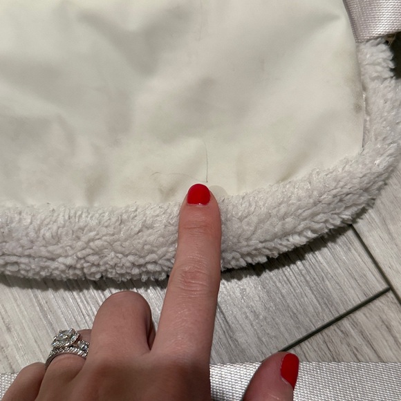 Lululemon Ivory Sherpa Belt Bag with Gold Accents - Picture 7 of 7